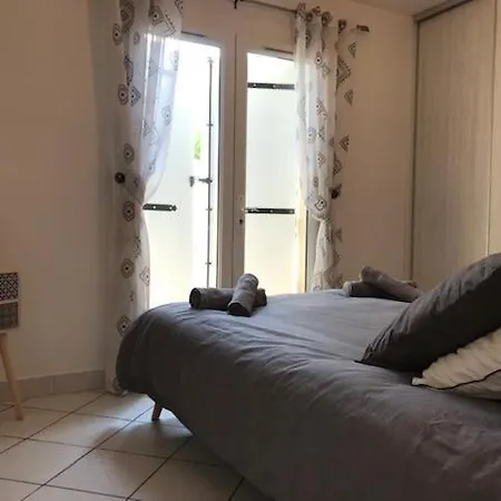 Petite Familiale Dans Quartier Residentiel - Les Muriers